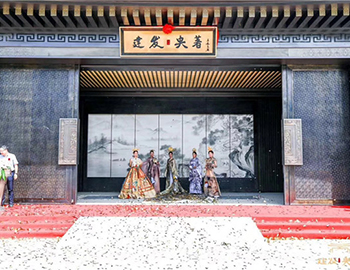 【建發(fā)·央著】國境盛啟，誰在為世界立著？！